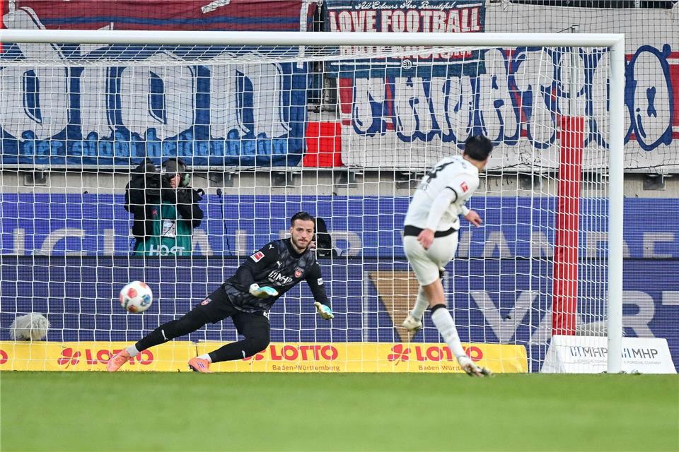 Kevin Diks traf per Elfmeter sicher ins linke Eck.Harry Langer/dpa