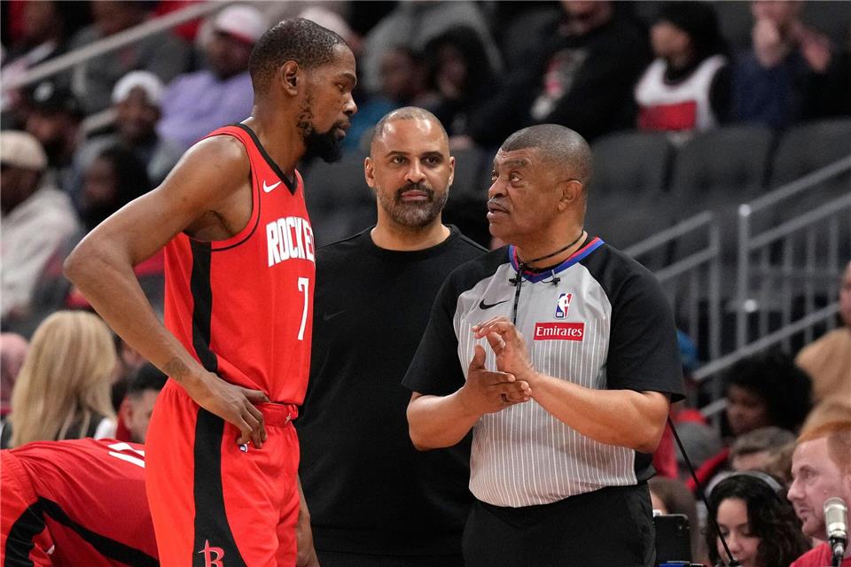Kevin Durant (l) möchte mit fast 40 Jahren 2028 noch einmal bei Olympia dabei sein.Karen Warren/FR172172 AP/AP/dpa