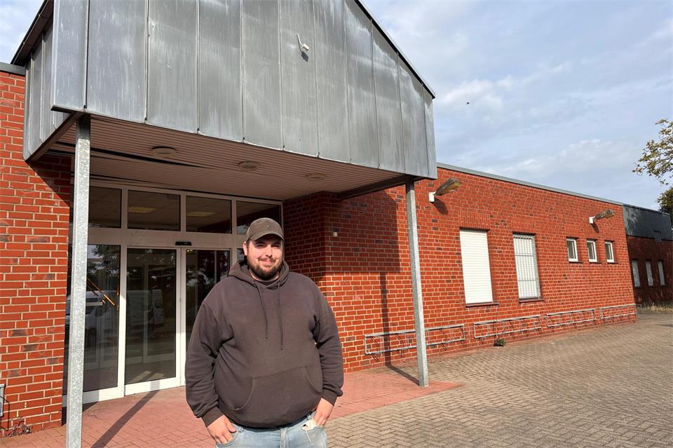 Kevin Kampmann eröffnet hier seinen „Paulnala-Lagerverkauf“ von Lebensmittel-Sonderposten.