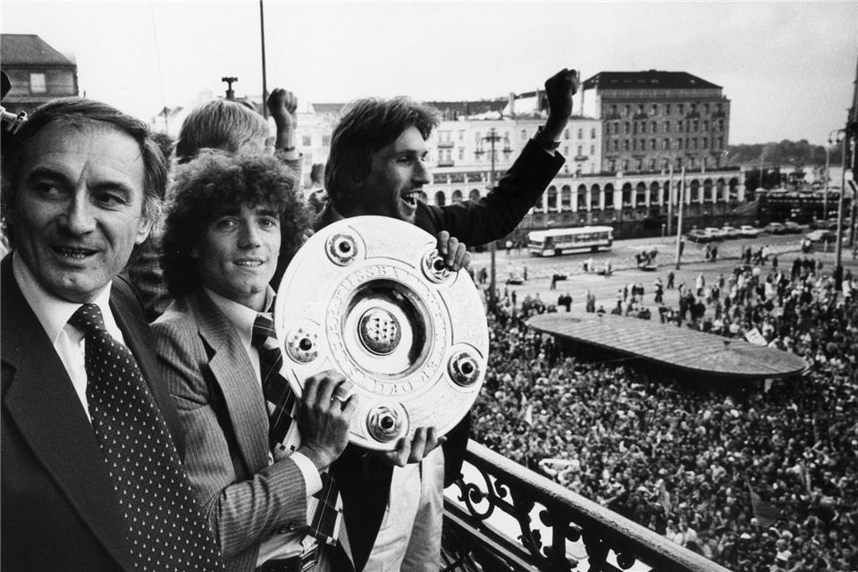 Kevin Keegan nach dem Gewinn der Meisterschaft mit dem HSVpicture alliance / dpa