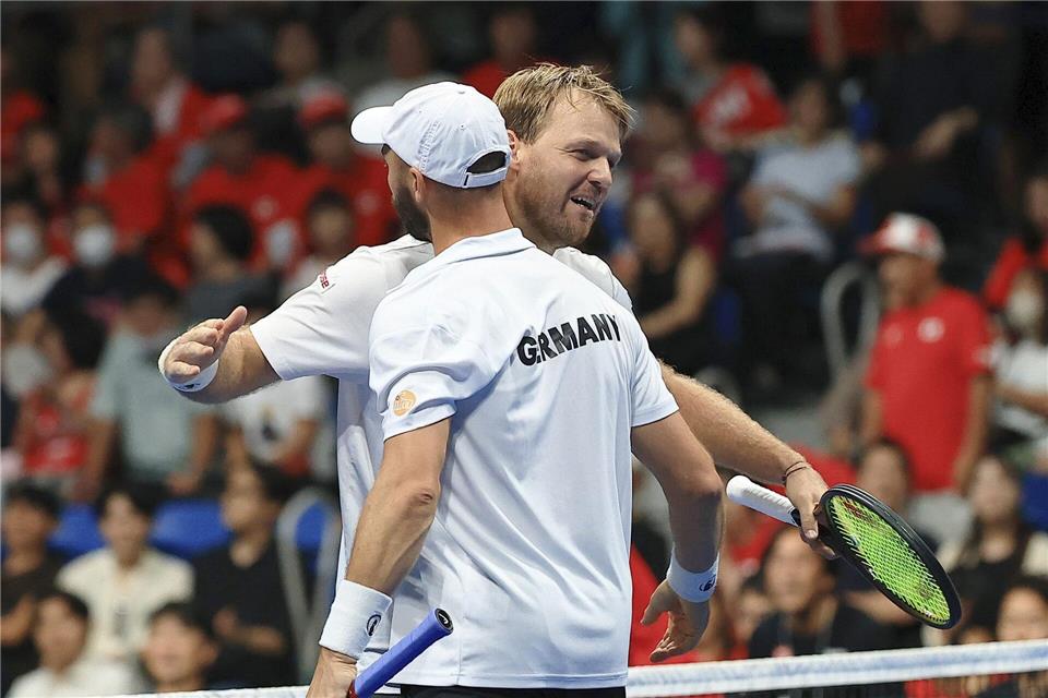 Kevin Krawietz (hinten) und Tim Pütz (vorne) hoffen auf den großen Coup im Davis Cup.--/kyodo/dpa