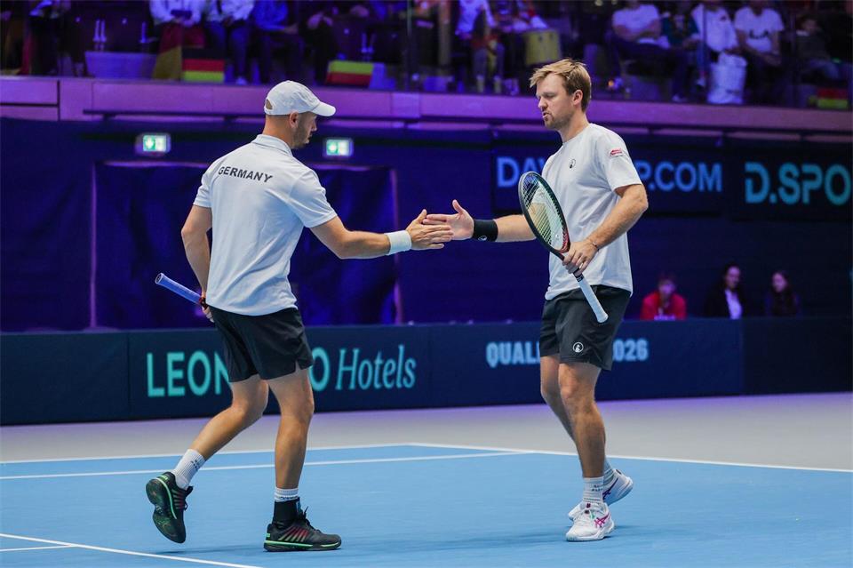 Kevin Krawietz (r) und Tim Pütz haben das Finale bei den US Open erreicht. (Archivbild)Rolf Vennenbernd/dpa
