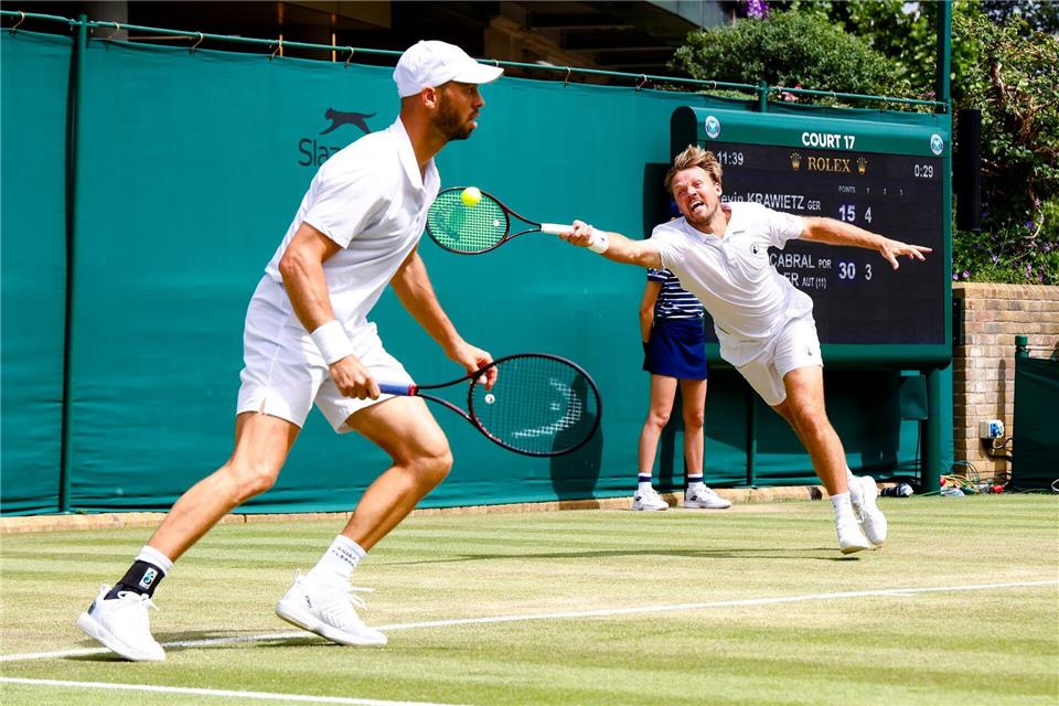Kevin Krawietz (r) und Tim Pütz stehen im Wimbledon-Viertelfinale.Frank Molter/dpa