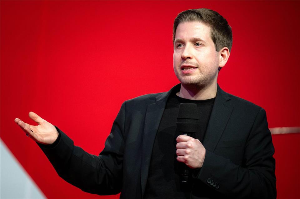 Kevin Kühnert trägt jetzt Wanderhose und tauschte Politik gegen Berge. (Archivbild)Sina Schuldt/dpa