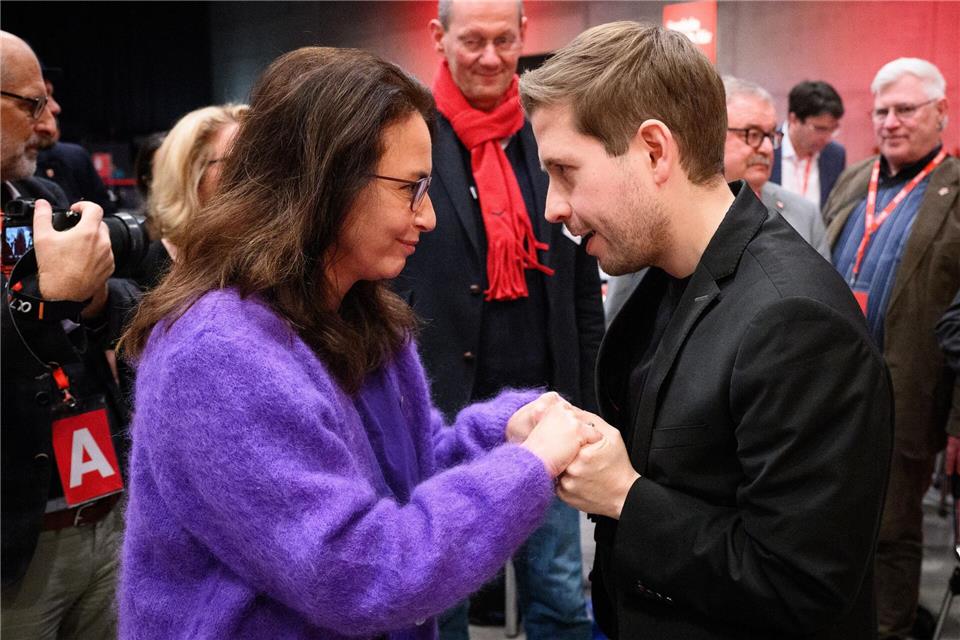 Kevin Kühnert und DGB-Chefin Yasmin Fahimi beim SPD-Parteitag 2023 –  heute beraten sie in einer DGB-Kommission über die Rente. (Archivbild)Bernd von Jutrczenka/dpa