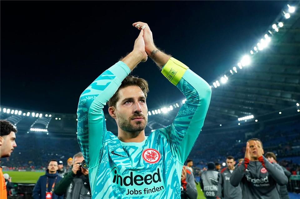 Vor Königsklassenstart: Eintracht verabschiedet Trapp Kevin Trapp wird von Eintracht Frankfurt vor dem Champions-League-Spiel gegen Galatasaray Istanbul feierlich verabschiedet. Giuseppe Maffia/dpa