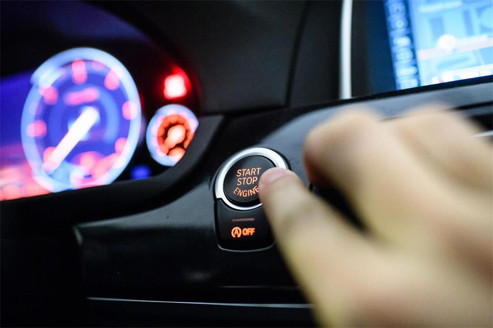 Keyless ist praktisch – leider auch für Kriminelle. Laut ADAC lässt sich bei rund jedem Dritten der getesteten Keyless-Autos das Funksignal verlängern und so der Motor starten. picture alliance/dpa