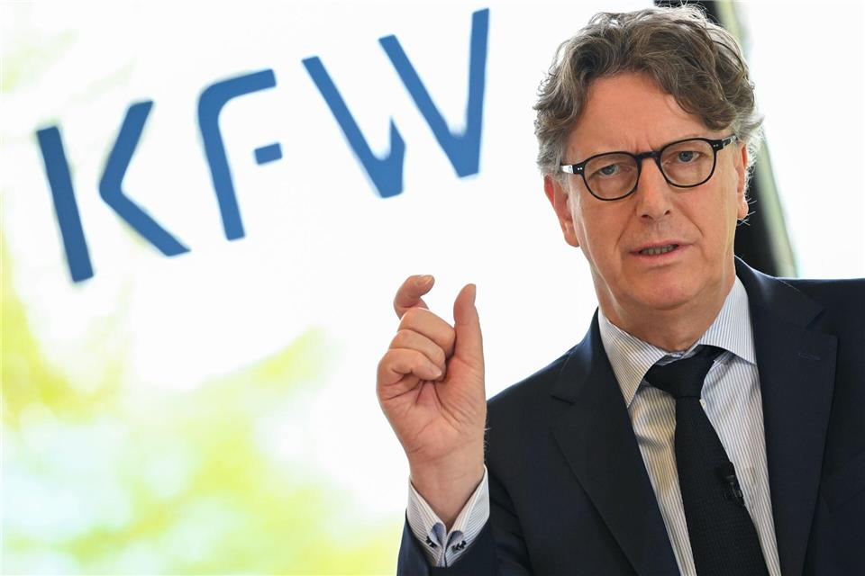 KfW-Chef Wintels sieht zu viele Investitionsprojekte in der Warteschleife. Arne Dedert/dpa