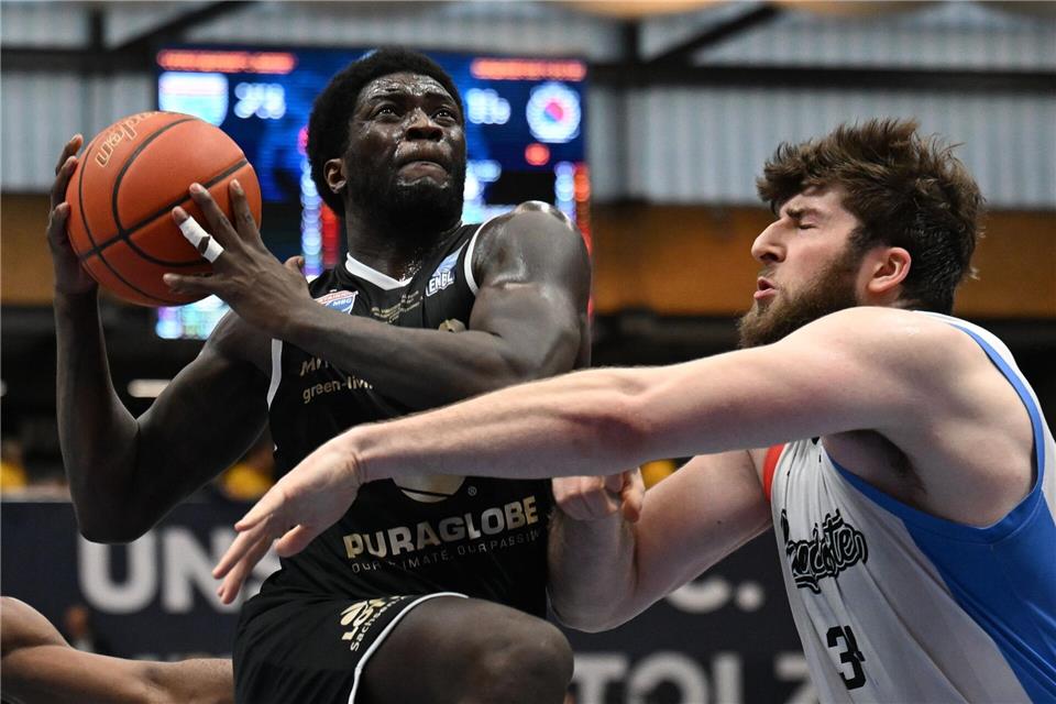 Khyri Thomas (links) war gegen Würzburg mit 22 Punkten erfolgreichster Werfer für den MBC.Hendrik Schmidt/dpa