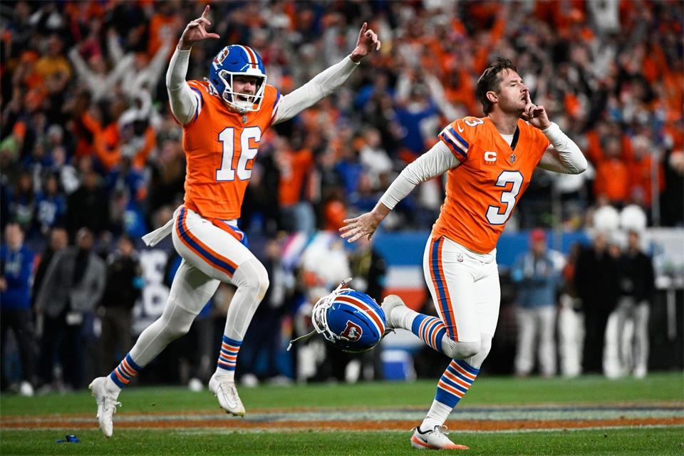 Kicker Wil Lutz (r) erzielte für die Denver Broncos das entscheidende Field Goal in der Overtime.Geneva Heffernan/AP/dpa