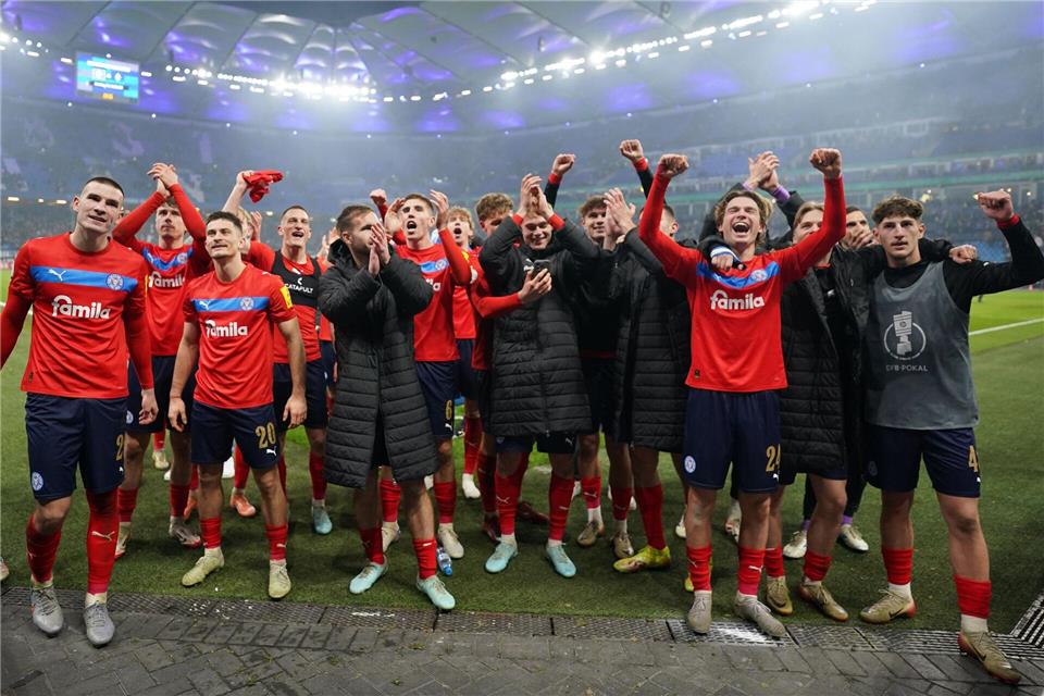 Kiel feiert mit dem Fans nach dem Pokalerfolg beim HSV.Marcus Brandt/dpa