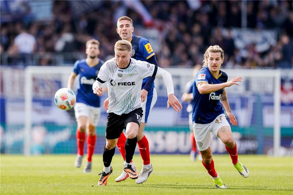Kieler und Münsteraner Spieler kämpfen um den Ball.Philipp Szyza/dpa