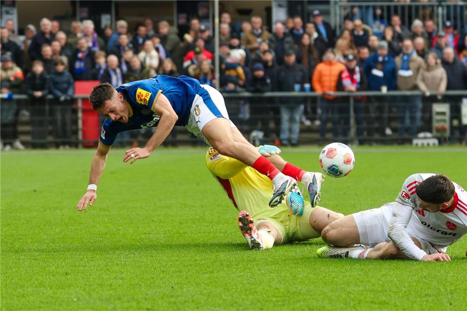 Kiels Adrian Kapralik (l) prallt mit Nürnbergs Jan Reichert zusammen.Frank Molter/dpa