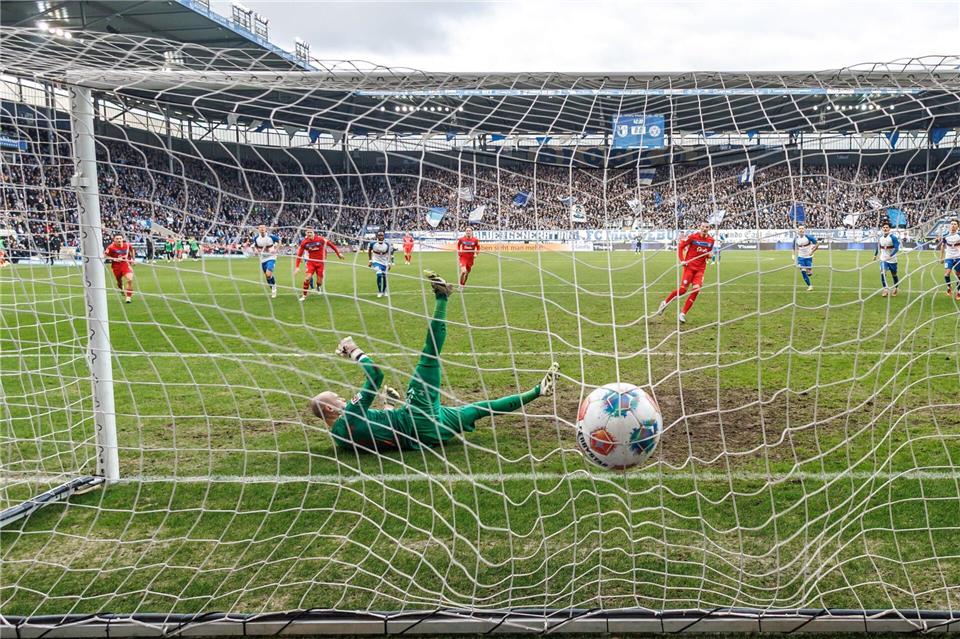 Kiels David Zec überwindet per Strafstoß Magdeburgs Torwart Dominik Reimann zum 1:0.Andreas Gora/dpa