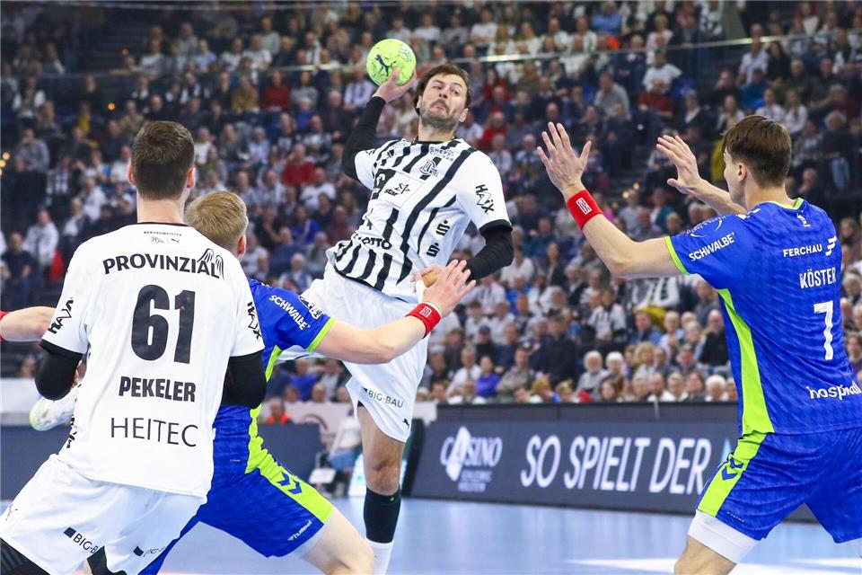 Kiels Domagoj Duvnjak wirft auf das Tor.Michael Hundt/dpa