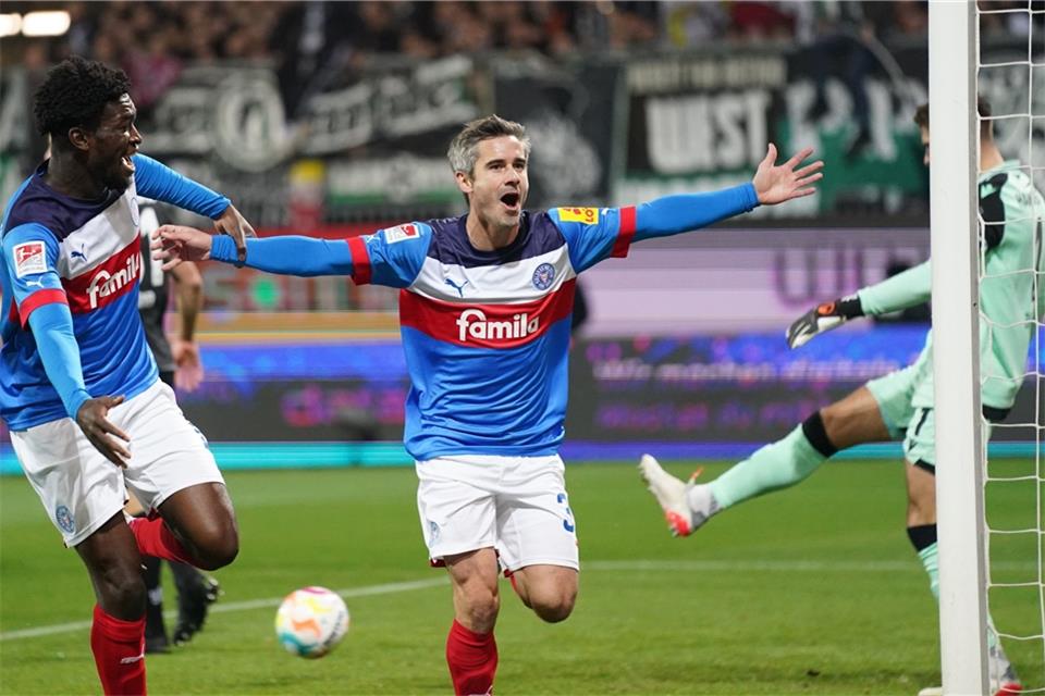 Kiels Fin Bartels (M) beendet nach der Saison seine Karriere.