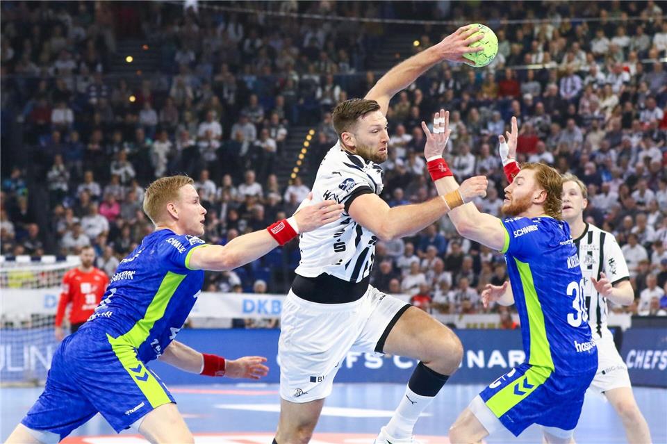 Kiels Harald Reinkind kämpft sich durch die Gummersbacher Abwehr- Michael Hundt/dpa