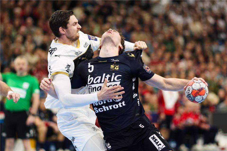 Kiels Hendrik Pekeler (l) und Flensburgs Niclas Kirkelökke kämpfen um den Ball.Frank Molter/dpa