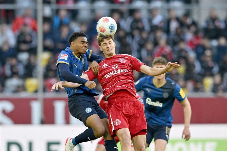 Kiels Ikem Ugoh (l) und Düsseldorfs Luca Raimund kämpfen um den Ball.Anke Waelischmiller/dpa