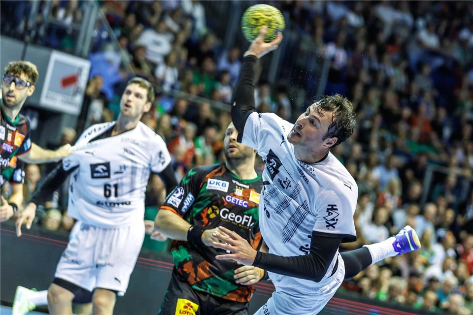 Kiels Kapitän Domagoj Duvnjak beim Torwurf.Andreas Gora/dpa