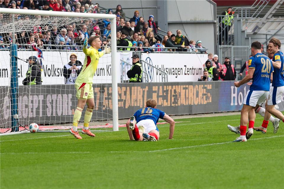 Kiels Kasper Davidsen (M) trifft zum 2:2.Frank Molter/dpa