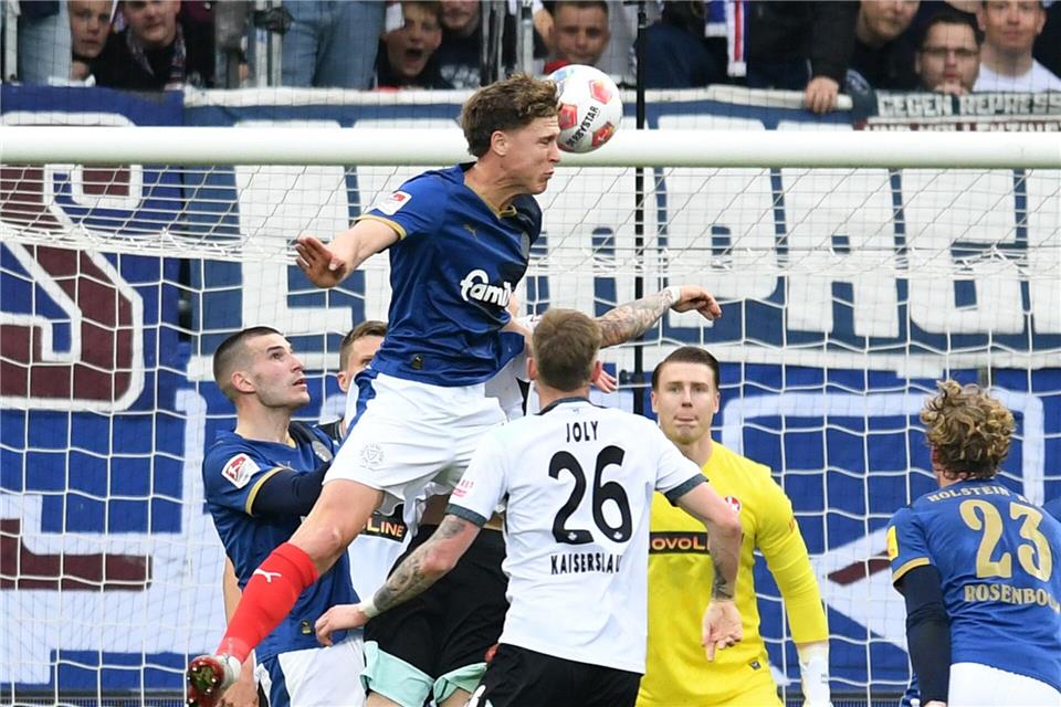 Kiels Mittelstürmer Phil Harres beim Kopfball.Daniel Bockwoldt/dpa