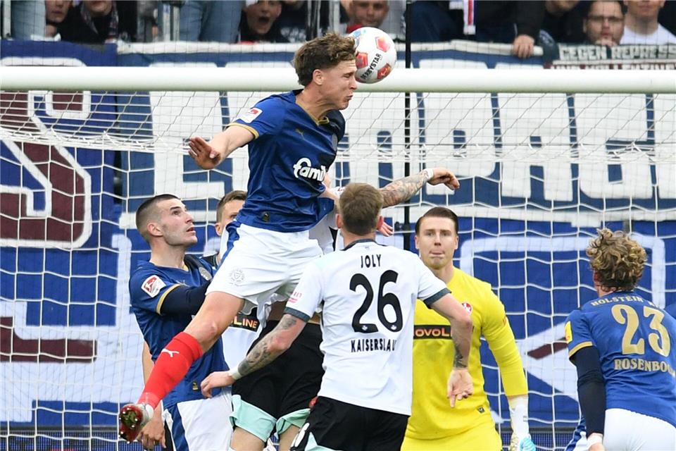 Kiels Mittelstürmer Phil Harres beim Kopfball.Daniel Bockwoldt/dpa