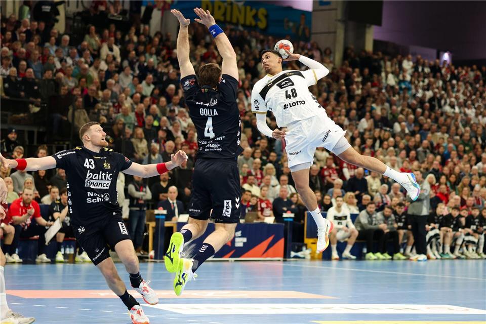 Kiels Mohab Abdelhak (r) wirft auf das Tor.Frank Molter/dpa