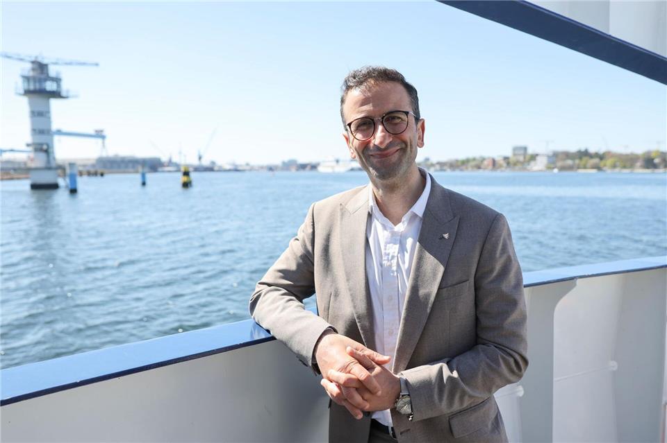 Kiels Oberbürgermeister Samet Yilmaz (Grüne) freut sich über die Ansiedlung eines Innovationszentrums der Marine. (Archivbild)Christian Charisius/dpa