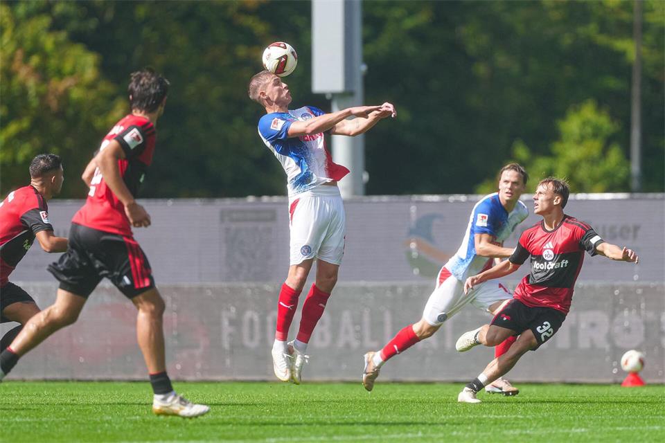 Kiels Phil Harres beim Kopfball. Später traf der Angreifer für Holstein zum 1:1.Marcel von Fehrn/dpa
