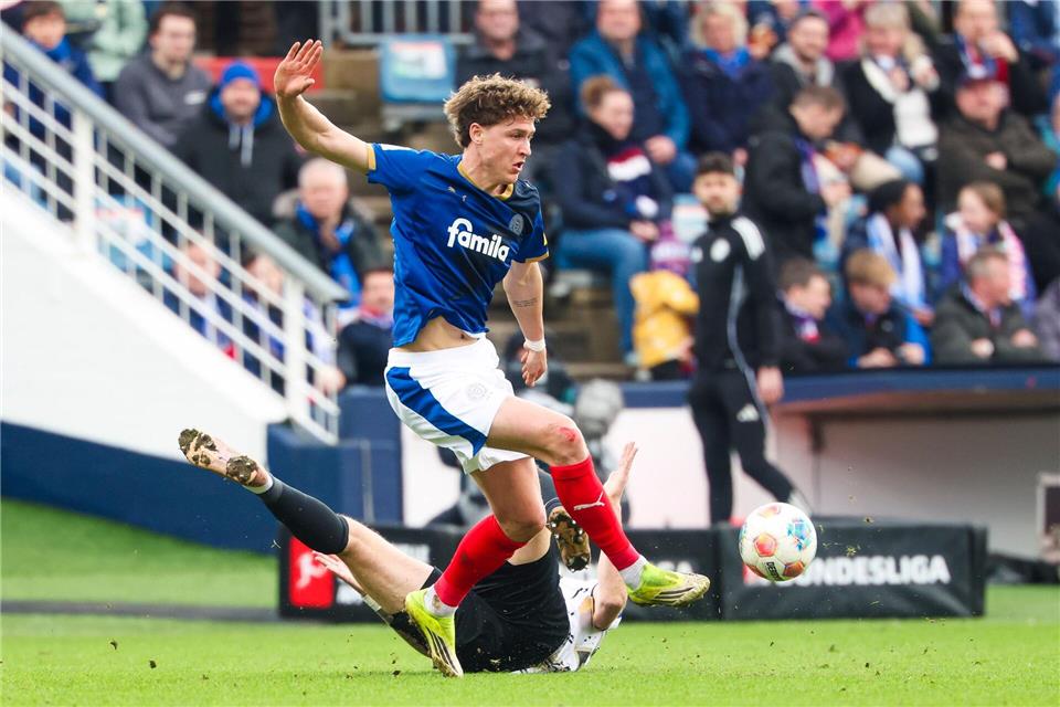 Kiels Phil Harres (l) und Elversbergs Maximilian Rohr kämpfen um den Ball.Frank Molter/dpa