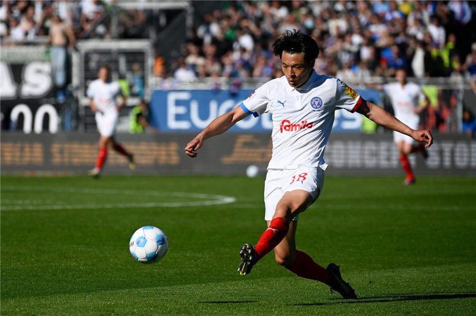 Kiels Shuto Machino wechselt zu Borussia Mönchengladbach. Gregor Fischer/dpa
