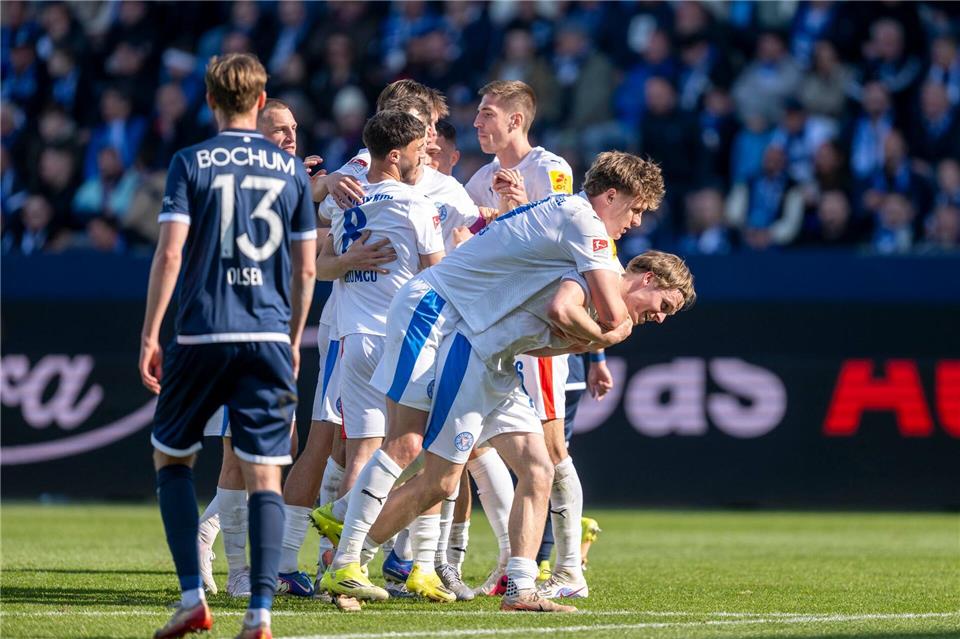 Kiels Spieler jubeln nach dem Tor von Jonas Therkelsen zum 3:2.David Inderlied/dpa