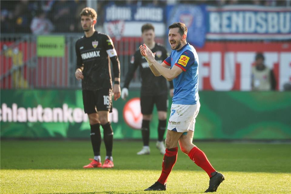 Kiels Steven Skrzybski freut sich auf Partie gegen Stuttgart: „Dafür ist man dann auch als Kind Fußballer geworden.“ (Archivbild)Christian Charisius/dpa