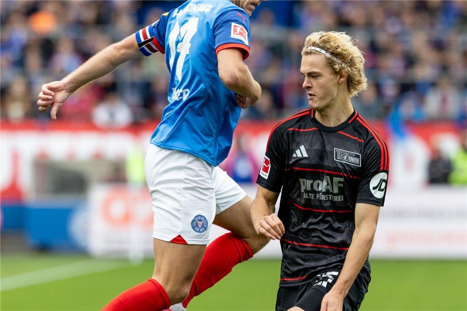 Kiels Timo Becker (l) und Berlins Tom Rothe kämpfen um den Ball.Axel Heimken/dpa