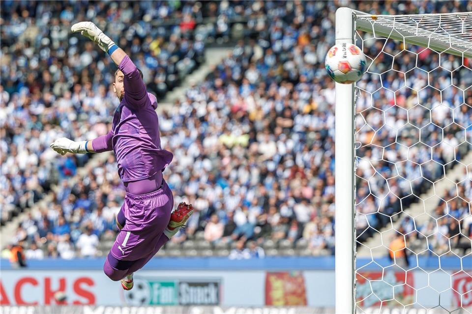 Kiels Torwart Weiner pariert einen Schuss auf sein Tor. Andreas Gora/dpa