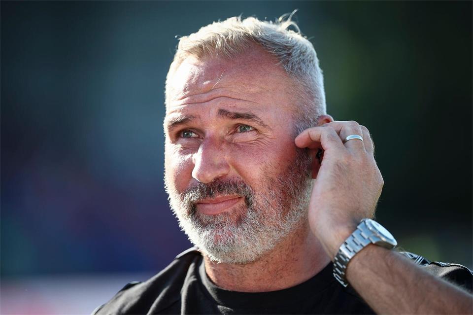 Kiels Trainer Tim Walter darf sich über einen neuen Linksaußen freuen. (Archivbild)Christian Charisius/dpa