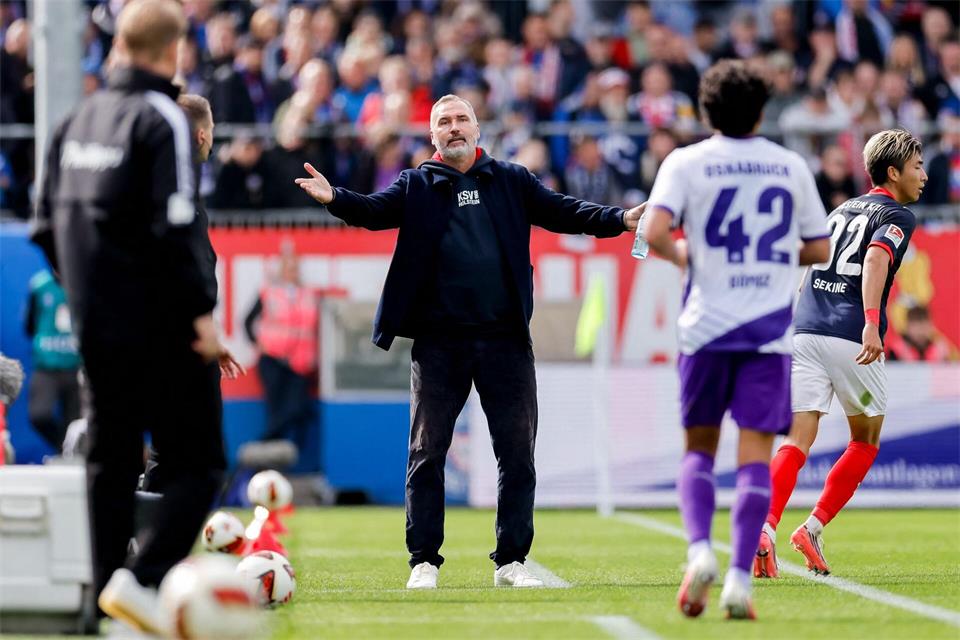 Kiels Trainer Tim Walter gestikuliert am Spielfeldrand.Philipp Szyza/dpa