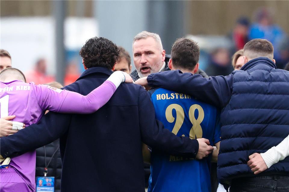 Kiels Trainer Tim Walter nach der Niederlage gegen Nürnberg im Kreis seiner Spieler.Frank Molter/dpa