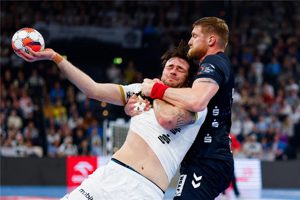 Kiels Veron Nacinovic (l) und Flensburgs Blaz Blagotinsek im Zweikampf.Frank Molter/dpa