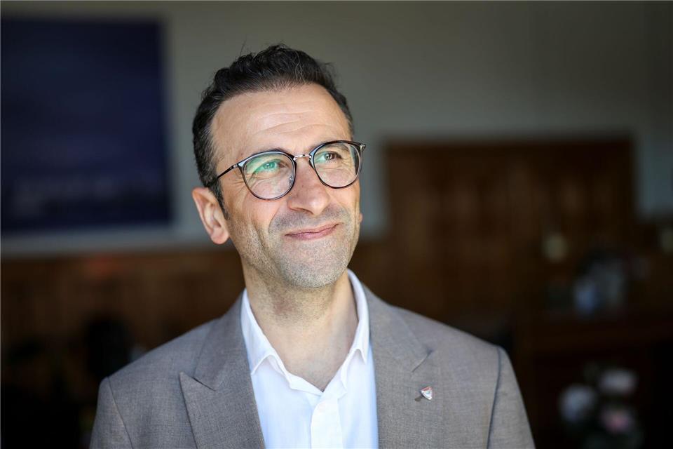 Kiels neuer Oberbürgermeister Samet Yilmaz leitet jetzt die Geschicke der schleswig-holsteinischen Landeshauptstadt.Christian Charisius/dpa