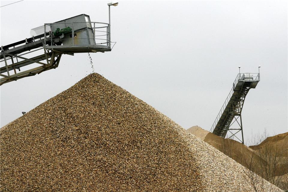Kies und Sand sind weiter der in Deutschland am häufigsten gewonnene Rohstoff. Doch die Fördermenge schrumpft. (Symbolbild)Roland Weihrauch/dpa