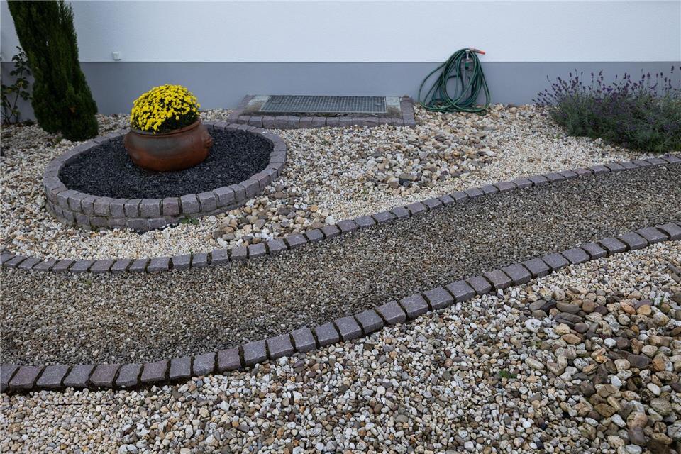 Kies und Schotter statt Blumen und Gras: Wer seinen Garten so gestalten möchte, sollte prüfen, ob das eine Baugenehmigung erfordert.picture alliance/dpa