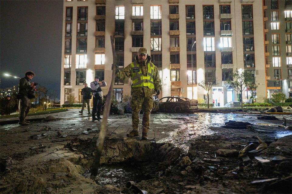 Kiew: Wohnhaus nach russischem Drohnenangriff beschädigt – Polizist sucht Drohnenteile.Evgeniy Maloletka/AP/dpa