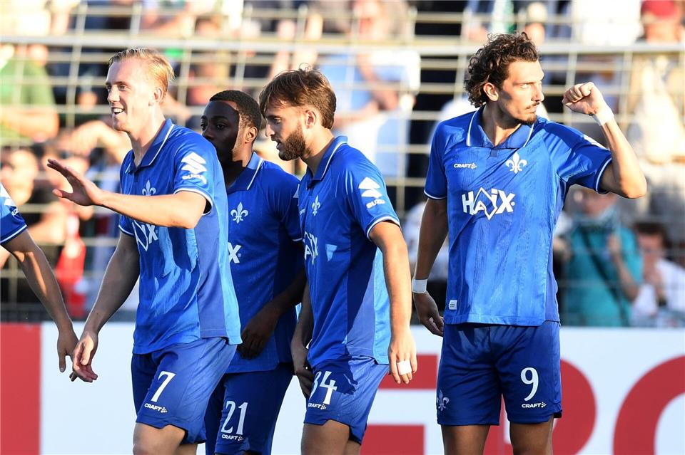 Kilian Corredor (Mitte) kehrt zurück, Fraser Hornby (rechts) fehlt Darmstadt weiterhin (Archivbild).Daniel Bockwoldt/dpa