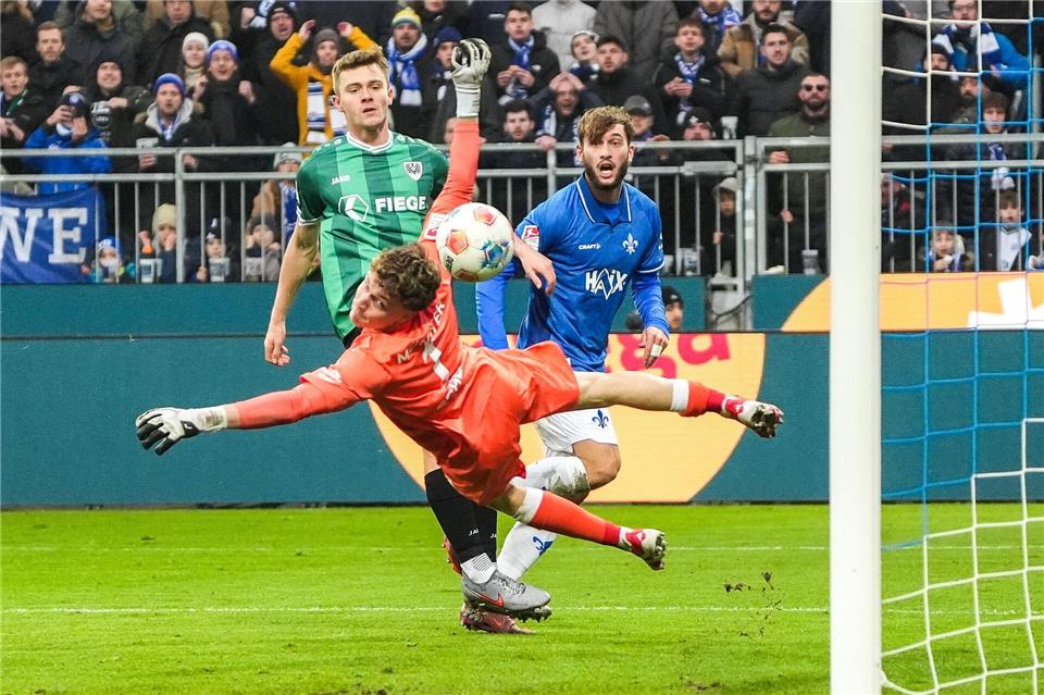 Kilian Corredor (r.) erzielt das 1:0 für Darmstadt gegen Münster. Marc Schüler/dpa