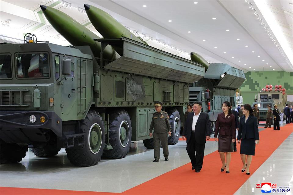 Kim Jong Un eröffnete das Museum mit seiner Frau und seiner Tochter. (Archivbild)Uncredited/KCNA via KNS via AP/dpa