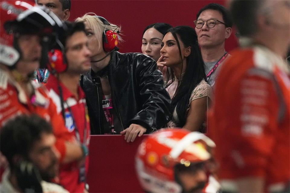 Kim Kardashian (Mitte r) fiebert mit Lewis Hamilton.Ng Han Guan/Pool AP/dpa