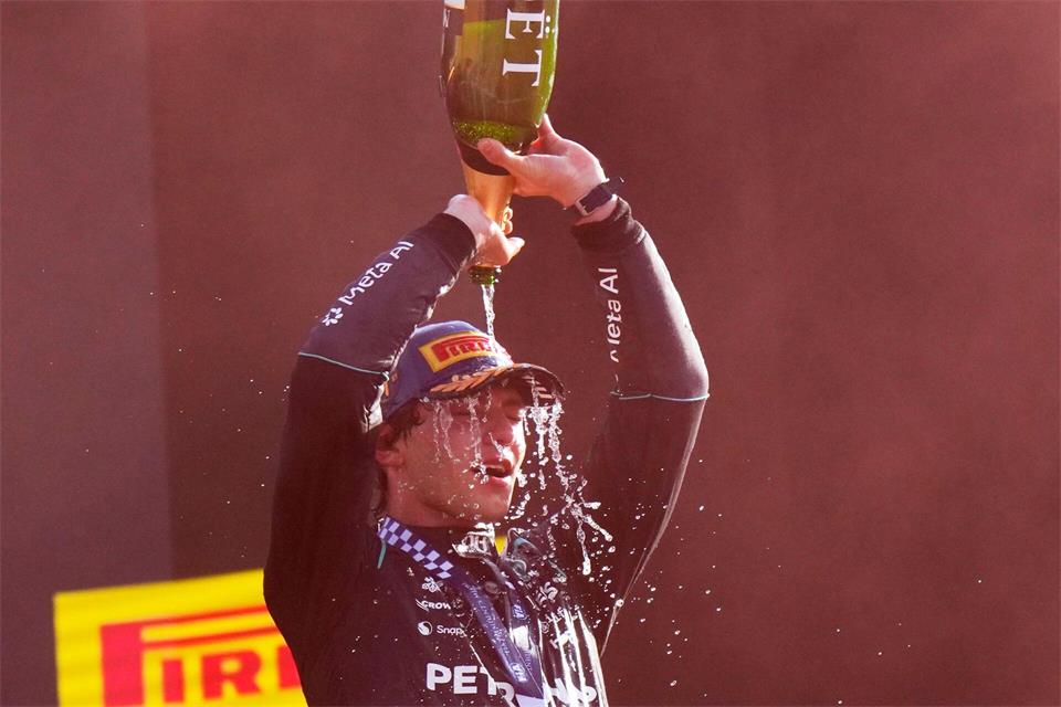 Kimi Antonelli genoss die Emotionen nach seinem Heimsieg.Luca Bruno/AP/dpa