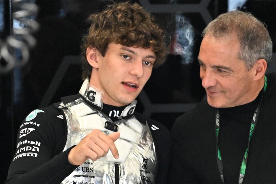 Kimi Antonelli (l) musste unter seinem Vater auch ordentlich was einstecken. (Archivbild)Denes Erdos/AP/dpa